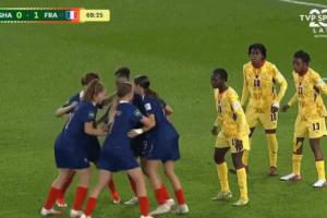 奇葩战术成真😂U20女足世界杯法国队角球集体转圈圈，成功破门